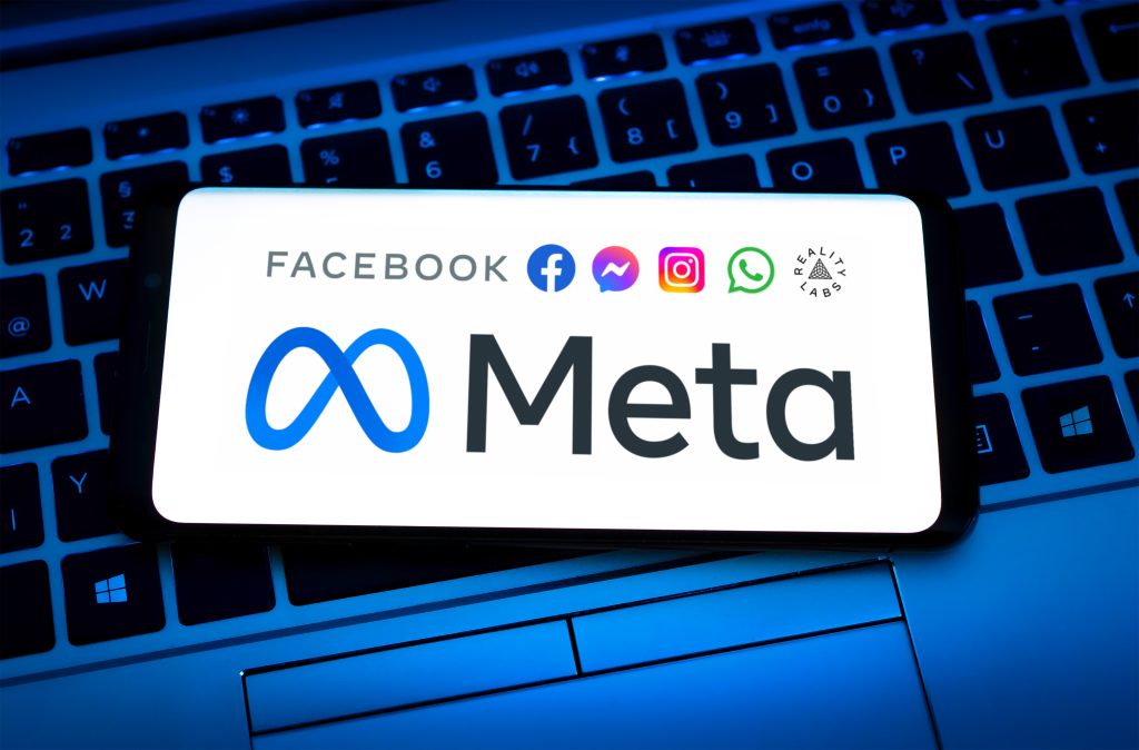 Como é determinado o leilão no Meta Ads?