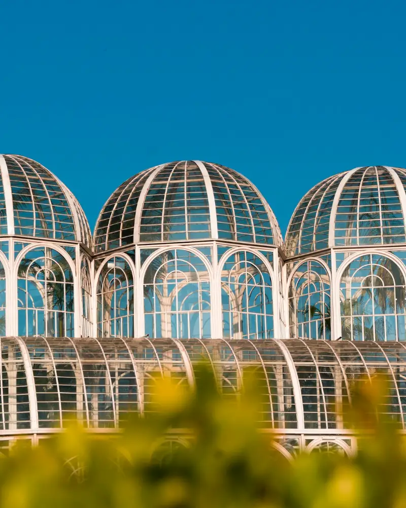 Estufa do Jardim Botânico de Curitiba, cidade onde fica a sede da agência de Google Ads da Ledo